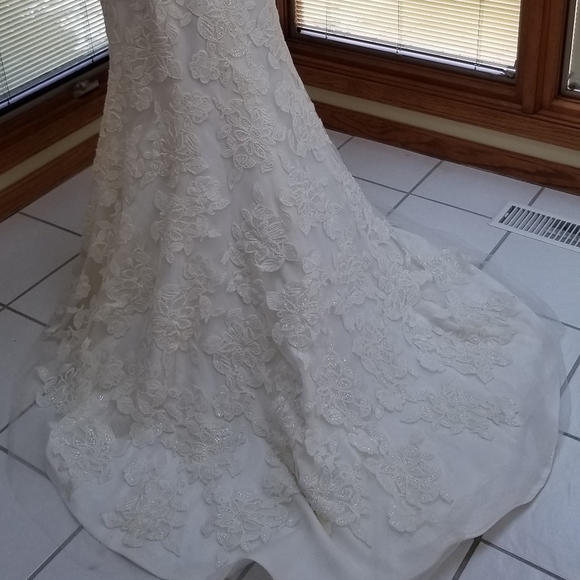 Wedding dress - unused, tags on - Picture 6 of 7